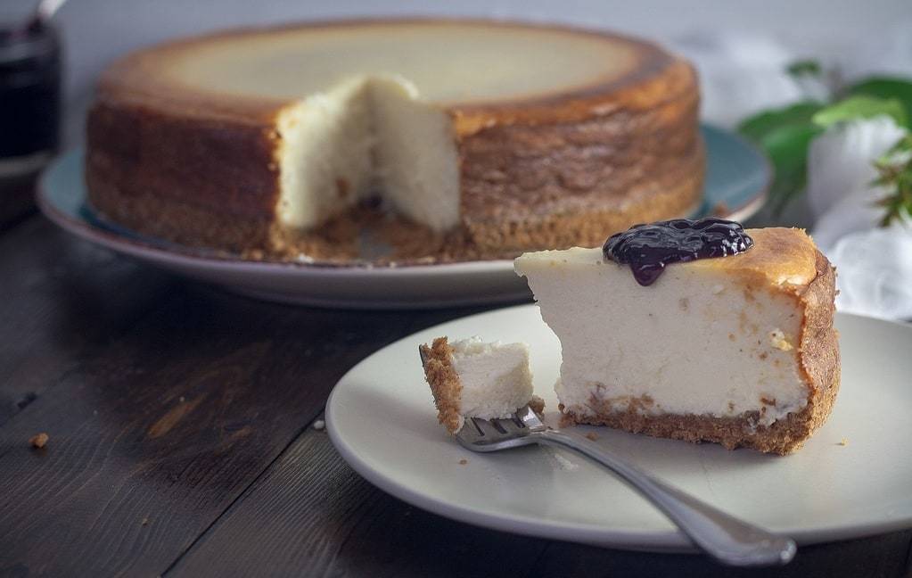 Gâteau aux fruits de saison avec une texture légère 